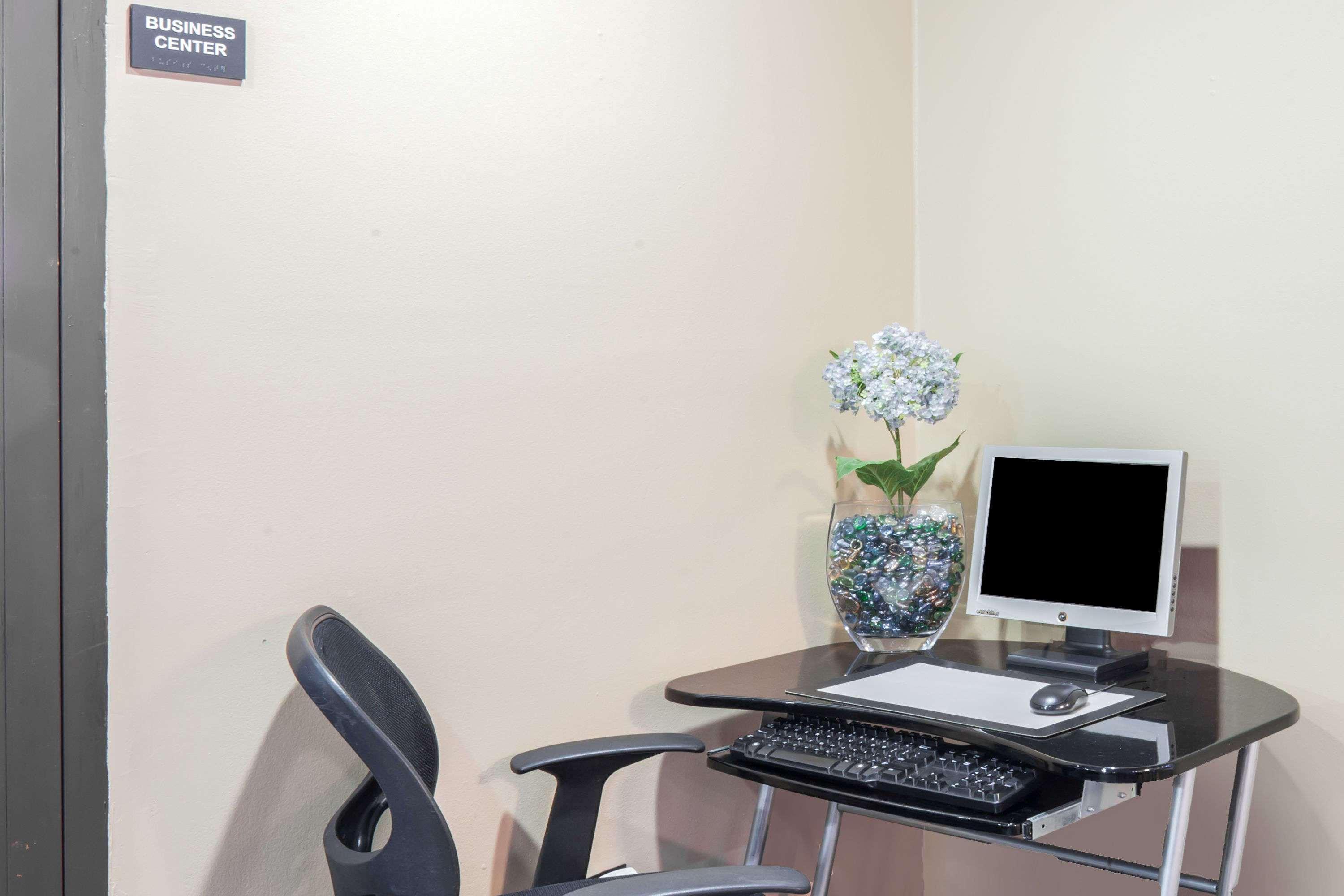 Super 8 By Wyndham Kingston Hotel Bagian luar foto