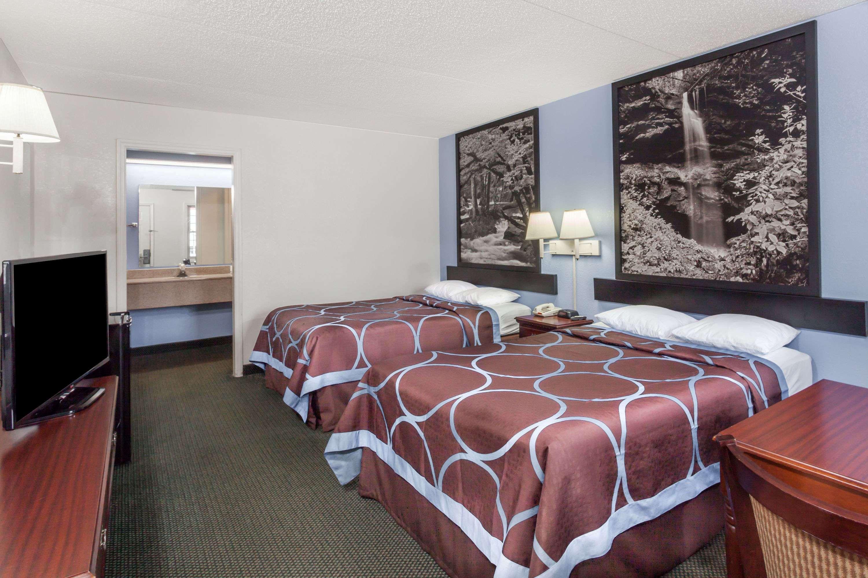 Super 8 By Wyndham Kingston Hotel Bagian luar foto