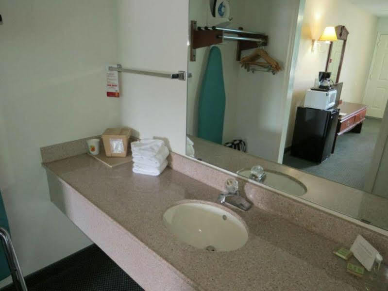 Super 8 By Wyndham Kingston Hotel Bagian luar foto
